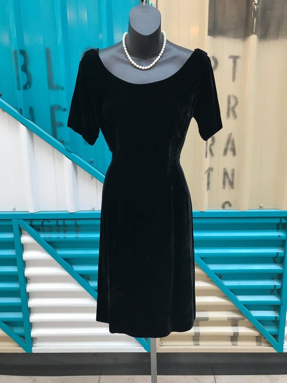 Beautiful 1950s "Lilli Diamond California" Black V