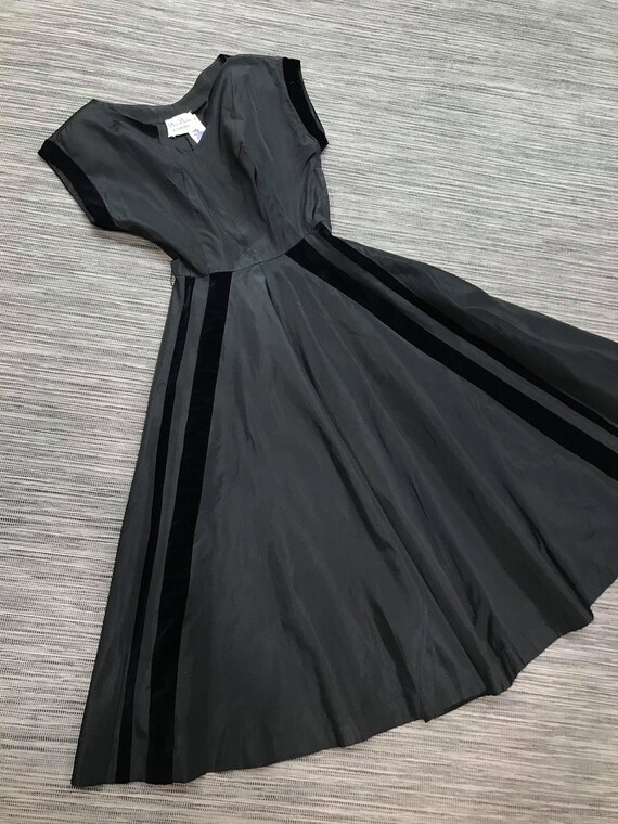 1940s "Doris Dodson Juniors" Black Taffeta Dress … - image 2