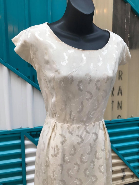 1940s Ivory Silk Brocade Cocktail Dress - W: 27" - image 3