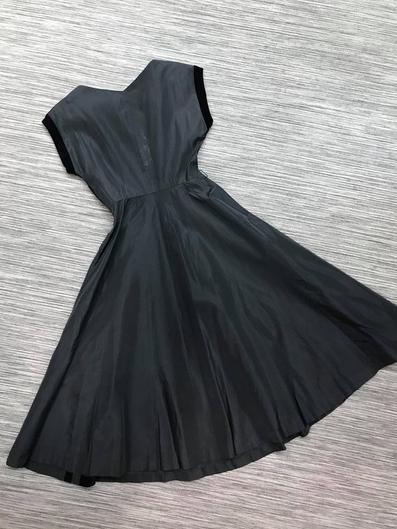 1940s "Doris Dodson Juniors" Black Taffeta Dress … - image 4