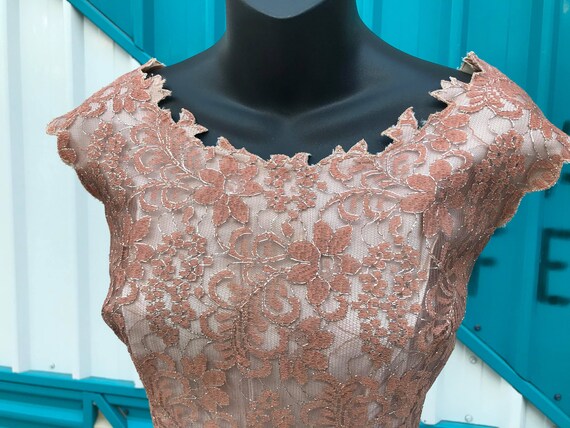 1950s Guipure Lace Wiggle Dress - Dusty Pink Clay… - image 4