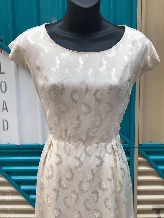 1940s Ivory Silk Brocade Cocktail Dress - W: 27" - image 4