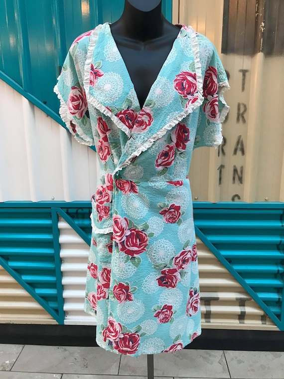 1940s Floral Print Seersucker House Coat With Eyel