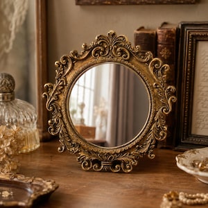 Liten guldfärgad vintage-stil sminkspegel, antikinspirerad utsmyckad bordsspegel, barock sminkdekor, sovrumshyllindekor present till henne