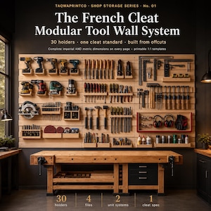 Peut inclure: Un système mural modulaire pour outils à tasseaux français en bois comprenant 30 supports pour divers outils manuels et électriques, tels que perceuses, scies et ciseaux. Le texte indique : TaqwaPrintCo Shop Storage Series No. 01 The French Cleat Modular Tool Wall System.