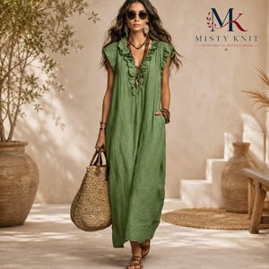 Vestido largo de algodón y lino, estilo bohemio con volantes, escote en V, sin mangas, corte holgado y con bolsillos.