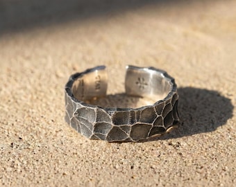 Anillo de plata oxidada / Banda con textura de tierra agrietada / Anillo ancho de plata esterlina para hombre / Banda abierta ajustable / Anillo llamativo de color oscuro