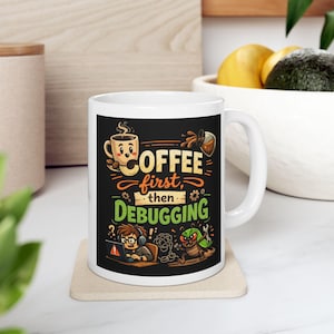 Könnte beinhalten: Weiße Keramik-Tasse mit dem Text "Coffee first, then Debugging" in einem farbenfrohen Design. Die Tasse zeigt Illustrationen einer Kaffeetasse, eines Programmierers und eines Bugs. Ein lustiges Geschenk für Programmierer und Kaffeeliebhaber.
