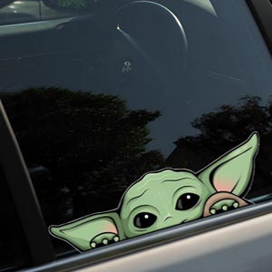 Baby Yoda Grogu Peeking vinylklistermärke – dekal för bilruta, stötfångare, laptop, bagageväska