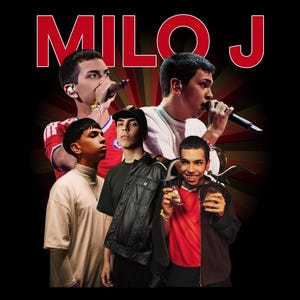 Pode incluir: Uma t-shirt preta com uma colagem gráfica do artista Milo J. O design inclui o texto MILO J em letras vermelhas grandes no topo, com vários retratos fotográficos do artista a atuar e a posar contra um fundo de raios vermelhos.