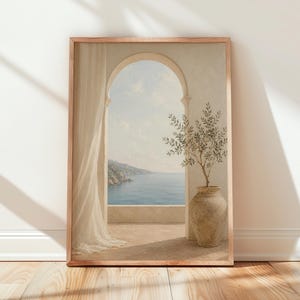 Könnte beinhalten: Gerahmter Kunstdruck, der einen gewölbten Durchgang mit Blick auf eine ruhige Meereslandschaft zeigt. Ein drappierter Vorhang und ein Olivenbaum in einem rustikalen Topf sind zu sehen. Das Kunstwerk ist in weichen, gedämpften Tönen gehalten und schafft eine ruhige Atmosphäre.