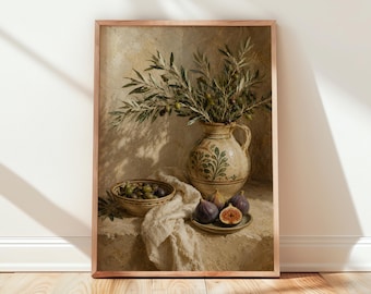 Könnte beinhalten: Ein gerahmter Kunstdruck, der ein Stillleben mit einem Keramikkrug voller Olivenzweige, einer Schale mit grünen und dunklen Oliven sowie einem kleinen Teller mit ganzen und halbierten violetten Feigen auf einem strukturierten Tuch zeigt.