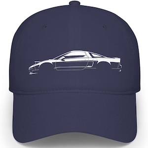 Peut inclure: Casquette de baseball bleu marine avec un contour blanc d'une voiture de sport. Le design de la voiture est élégant et aérodynamique, avec un profil bas et une vue latérale distinctive. La casquette a une visière incurvée.