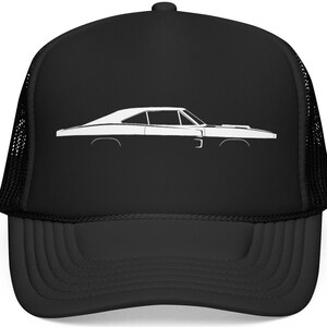 Könnte beinhalten: Schwarze Trucker-Mütze mit weißer Umrisszeichnung eines klassischen Muscle Cars. Die Mütze hat einen schwarzen Schirm und ein Mesh-Rückenteil mit gebogenem Schirm. Das Auto-Design ist auf der Vorderseite zentriert.