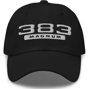 Puede incluir: Gorra de béisbol negra con el texto bordado "383 MAGNUM" en blanco. La gorra tiene una visera curva y un ajuste estructurado. Un accesorio clásico para el uso diario.