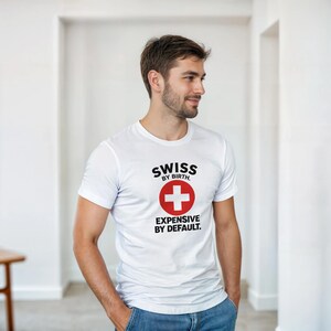 Maglietta "Svizzero di nascita, costoso per impostazione predefinita" / Maglietta divertente sulla Svizzera / Maglietta umoristica svizzera / Regalo Svizzera / Stile Swiss Made immagine 3