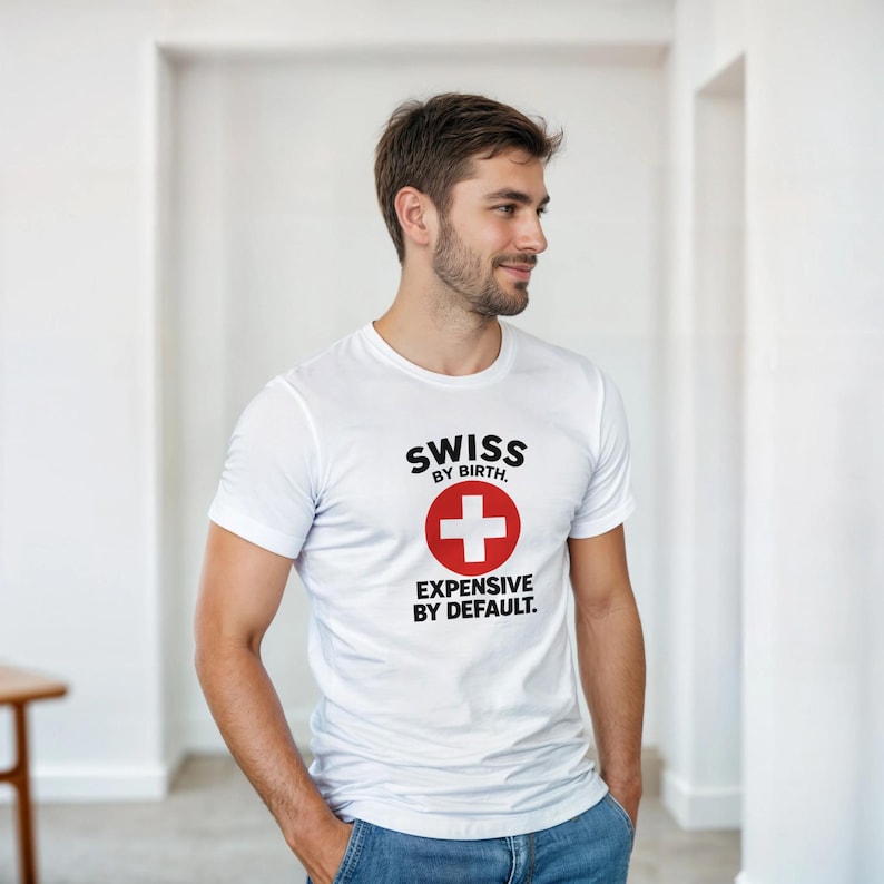 Maglietta "Svizzero di nascita, costoso per impostazione predefinita" / Maglietta divertente sulla Svizzera / Maglietta umoristica svizzera / Regalo Svizzera / Stile Swiss Made immagine 3