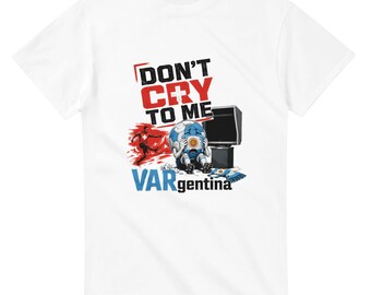 Può includere: Una t-shirt bianca a maniche corte con una stampa grafica con il testo DON'T CRY TO ME e VARgentina. Il design include un calciatore, un personaggio a forma di pallone da calcio che piange tenendo uno schermo e un televisore.