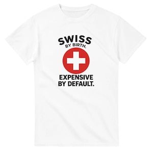 Maglietta "Svizzero di nascita, costoso per impostazione predefinita" / Maglietta divertente sulla Svizzera / Maglietta umoristica svizzera / Regalo Svizzera / Stile Swiss Made immagine 1