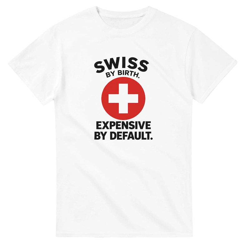 Maglietta "Svizzero di nascita, costoso per impostazione predefinita" / Maglietta divertente sulla Svizzera / Maglietta umoristica svizzera / Regalo Svizzera / Stile Swiss Made immagine 1