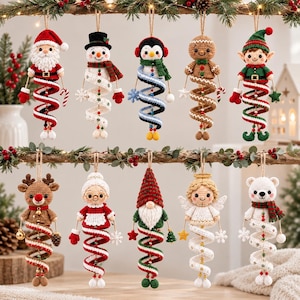 Könnte beinhalten: Eine Sammlung von zehn gehäkelten Weihnachtsanhängern mit Figuren wie dem Weihnachtsmann, einem Schneemann, einem Pinguin, einem Lebkuchenmann, einem Elf, einem Rentier, Frau Weihnachtsmann, einem Wichtel, einem Engel und einem Eisbären.