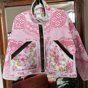 Einzigartige handgefertigte Upcycled Floral Boho Quilt Jacke