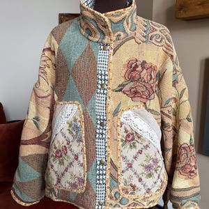 Einzigartige, handgefertigte Jacke aus recycelten floralen Wandteppichen