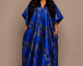 Vestido largo azul marino, moda de lujo de inspiración africana, ideal para invitadas de boda.