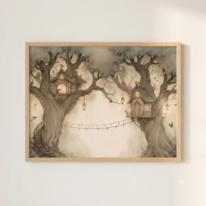 Può includere: Una stampa artistica da parete incorniciata in toni seppia che raffigura due grandi alberi collegati da un ponte di corda. Ogni albero presenta una piccola casa annidata tra i rami, illuminata da lanterne appese. Una scala avvolge un tronco.