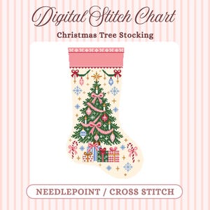 Op de afbeelding: Een digitaal borduurpatroon voor een kerstkous met de tekst Digital Stitch Chart, Christmas Tree Stocking en Needlepoint / Cross Stitch. Het ontwerp toont een crèmekleurige kous met een groene boom, cadeautjes en strikken.