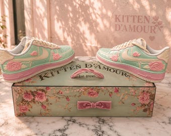 Von Kätzchen D'Amour inspirierte kundenspezifische Turnschuhe