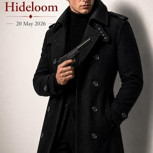 Peut inclure: Un manteau noir à double boutonnage en laine avec un large col, des épaulettes et des boutons sombres, porté sur un col roulé noir. Le texte "Handmade Costume by Hideloom 20 May 2026" figure en haut à gauche. Un pistolet noir est tenu au premier plan.