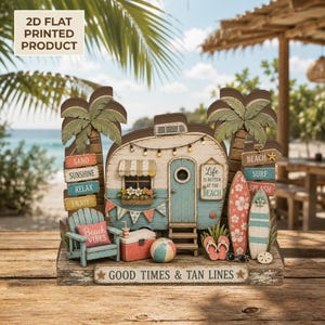 Puede incluir: Un letrero decorativo plano en 2D con una caravana vintage, palmeras, tablas de surf y accesorios de playa. El letrero incluye el texto "Life is better at the beach" y "Good times & tan lines" junto con letreros que dicen sand, sunshine, relax, enjoy, beach, surf y splash.