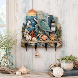 Peut inclure: Un porte-clés mural représentant une scène marine avec une tortue de mer, un phare, un voilier et divers coquillages. L'objet est composé de planches de bois verticales à la finition vieillie et comporte quatre crochets en métal noir.