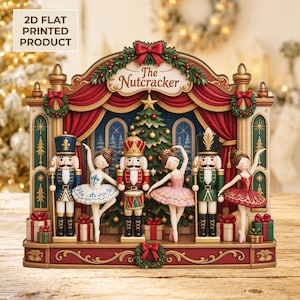 Puede incluir: Una decoración plana 2D con una escena de teatro y el texto The Nutcracker. La escena incluye dos figuras de cascanueces, un rey cascanueces central con un tambor y tres bailarinas con vestidos de color blanco, rosa y rojo.