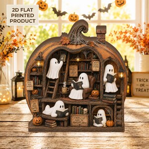 Peut inclure: Une étagère en forme de citrouille avec plusieurs figurines de fantômes blancs lisant des livres. La structure comprend des échelles miniatures, des lanternes et des panneaux avec du texte comme 'Read More Books' et 'A Book A Day Keeps The Monsters Away'.