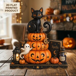 Puede incluir: Una decoración de Halloween con un gato negro sentado sobre una pila de tres calabazas naranjas. La escena incluye un pequeño fantasma blanco, una linterna con una vela encendida, un libro titulado Spells y una botella Witch's Brew.