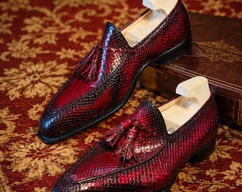 Nuovo mocassino da uomo in vera pelle di pitone, fatto a mano, con nappine.