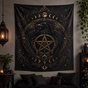 Pode incluir: Uma tapeçaria de parede retangular apresentando um corvo preto central com asas abertas, posicionado atrás de um grande pentagrama dourado. O design inclui uma moldura circular com fases lunares, filigrana intrincada e estrelas num fundo escuro.