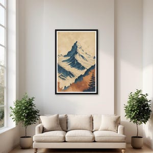 Peut inclure: Une impression d'art mural verticale encadrée représentant un sommet de montagne stylisé avec des crêtes enneigées dans des tons de bleu et de blanc, sur un fond beige texturé avec des silhouettes de forêt orange foncé et marron à la base.