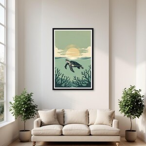 Peut inclure: Une impression d'art mural verticale encadrée représentant une tortue de mer nageant dans l'eau au-dessus de récifs coralliens vert foncé. Le fond montre un soleil jaune pâle se couchant derrière des nuages doux sur un ciel vert sauge, cadre noir.