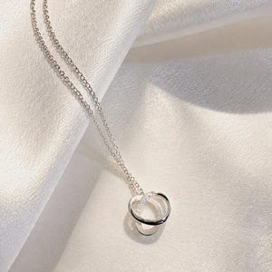 Collar delicado de círculos entrelazados con zirconias | Joyería minimalista elegante
