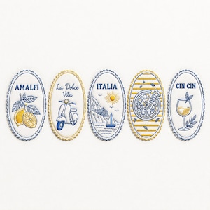 Può includere: Cinque toppe ovali ricamate con temi italiani. I disegni includono limoni con "Amalfi", uno scooter con "La Dolce Vita", una scena costiera con "Italia", una pizza con "Cin Cin" e un bicchiere di vino con "Cin Cin". Ogni toppa ha uno schema di colori blu e oro.