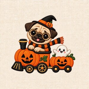 Pode incluir: Um emblema bordado com um pug bege usando óculos redondos, um chapéu de bruxa preto com uma abóbora laranja e um cachecol listrado de laranja e preto. O pug está sentado em um trem de abóbora ao lado de um pequeno fantasma branco.