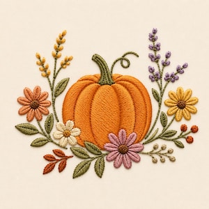 Può includere: Un ricamo raffigurante una zucca arancione centrale con un gambo verde e un viticcio riccio, circondata da una composizione floreale di margherite gialle, bianche e malva, spighe di grano giallo, lavanda viola e piccole bacche arancioni.