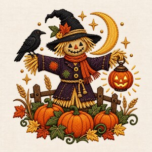 Può includere: Un disegno ricamato raffigurante uno spaventapasseri con cappello nero e cappotto viola, in piedi dietro una staccionata di legno con zucche. Un corvo nero è appoggiato su un braccio, mentre l'altro regge una zucca illuminata sotto una luna crescente.