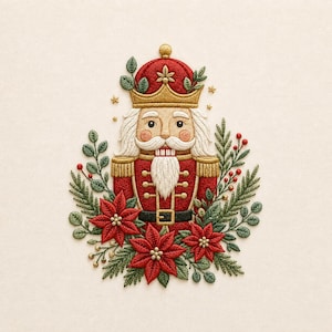 Puede incluir: Un diseño de bordado detallado que muestra un cascanueces con uniforme rojo, detalles dorados y una corona. La figura está rodeada de follaje verde, flores de pascua rojas y pequeñas estrellas doradas sobre una tela de color hueso.
