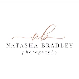 以下が含まれることがあります： ナターシャ・ブラッドリー・フォトグラフィーのロゴ。ロゴは、ローズゴールドの色の「nb」という文字の筆記体で構成されています。「Natasha Bradley Photography」というテキストは、筆記体の文字の下に黒で書かれています。