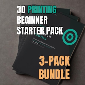 Op de afbeelding: Een stapel van drie identieke zwarte boekjes met de titel 3D PRINTING BEGINNER STARTER PACK. De omslag bevat de tekst Zero to First Print, een blauwgroen cirkelvormig doellogo en de ondertitel The no-nonsense FDM guide for curious beginners.