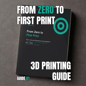Może przedstawiać: Czarna książka zatytułowana From Zero to First Print, przewodnik po druku 3D dla początkujących. Okładka zawiera biały tekst i turkusową grafikę koła. Podtytuł brzmi The no-nonsense FDM guide for curious beginners, z napisem Guide 01 na dole.